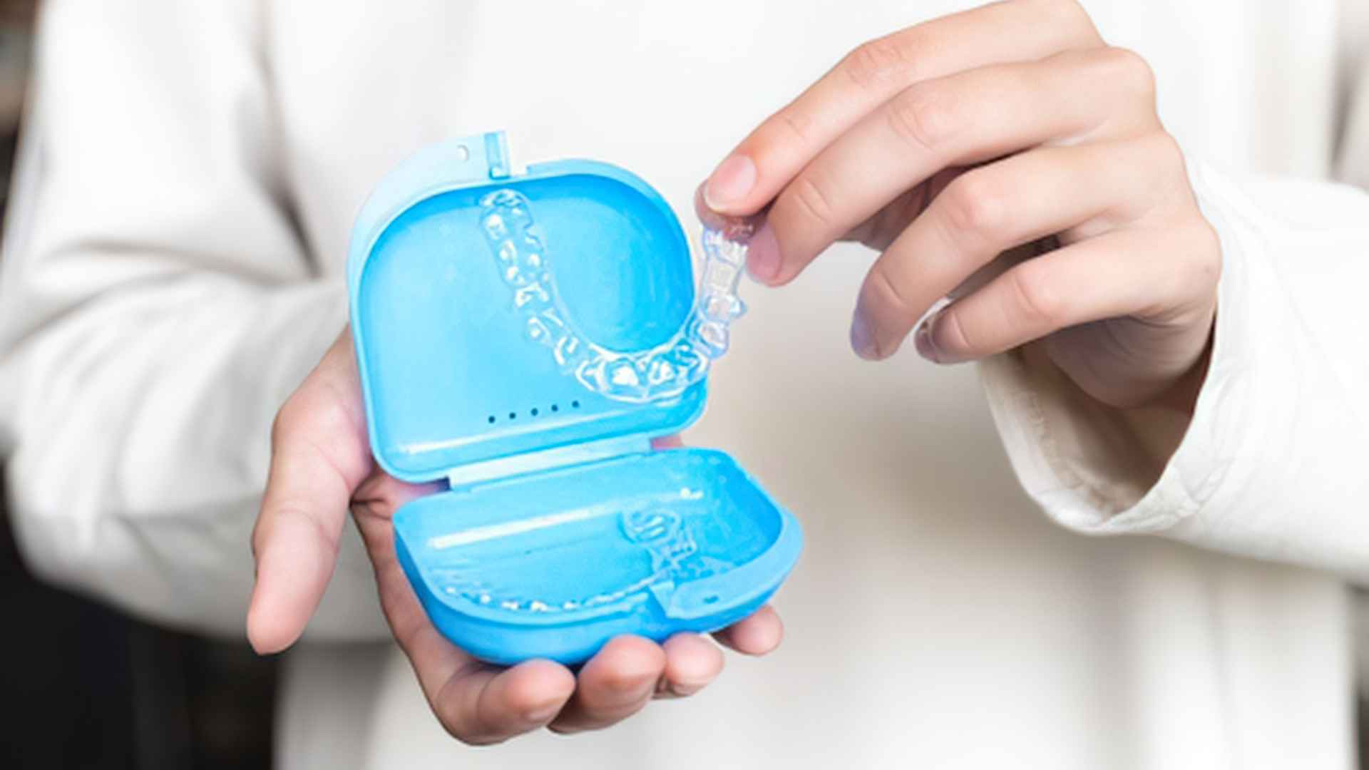 Clear Aligners Aren’t Just for Teens: Why More Adults in Dhaka Are Straightening Their Teeth